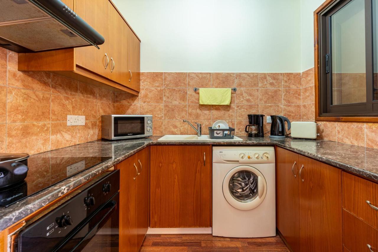 Celine'S 2 Bedrooms Apartment In Larnaca Center Dış mekan fotoğraf