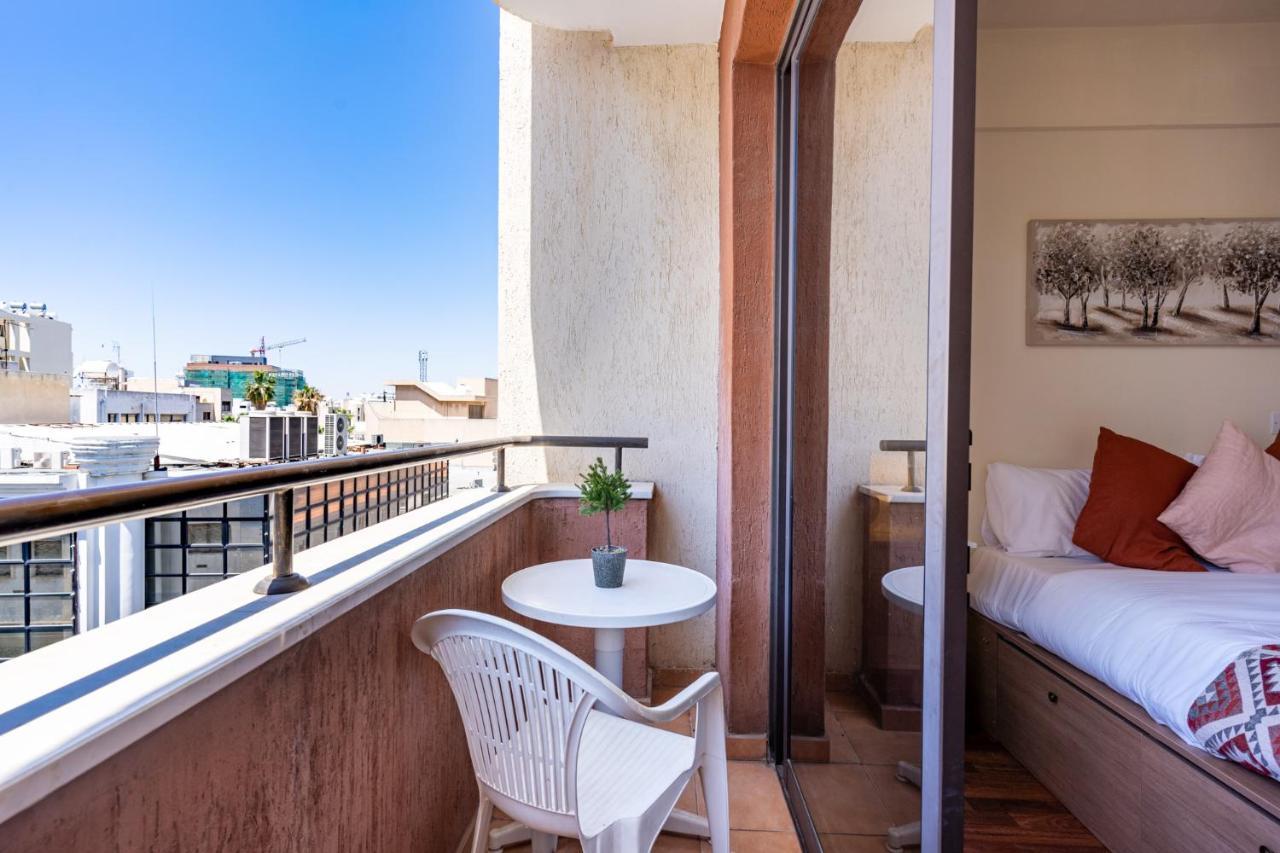 Celine'S 2 Bedrooms Apartment In Larnaca Center Dış mekan fotoğraf